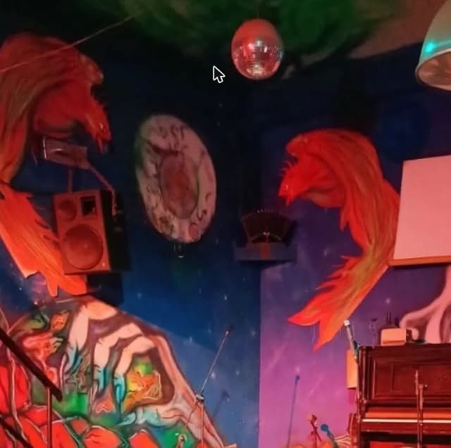 Interior con murales y bola de espejos