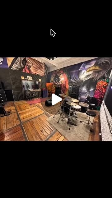 Sala de ensayo con piso de madera y batería